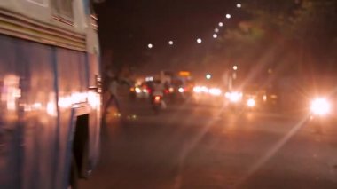 Hindistan, otomobil, Motosiklet ile kalabalık trafik acele saat gece görünümü,