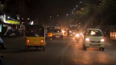 Hindistan, otomobil, Motosiklet ile kalabalık trafik acele saat gece görünümü,