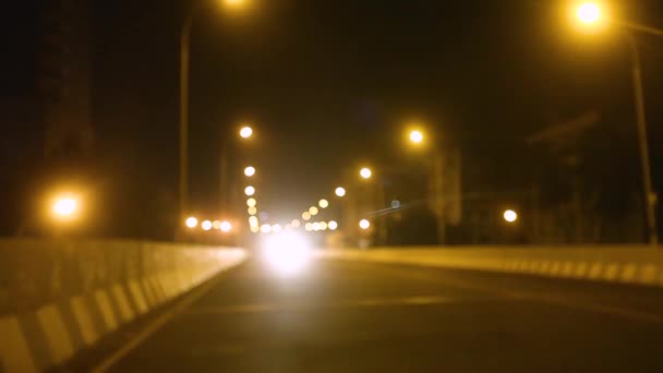 夜の街の多重トラフィック ライト トランスポートおよび典型的な都市の騒音の移動のぼやけたボケを色します — ストック動画