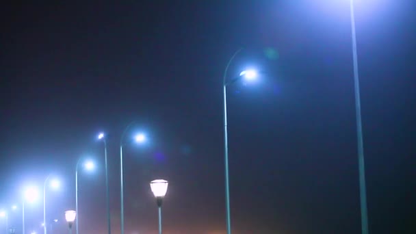 チェンナイ インドの の街路灯と歩いて マリーナ ビーチの夜景 — ストック動画
