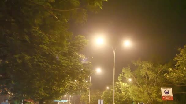 Strada Notturna Città Macchina Che Passa Ponte Solitario Notte India — Video Stock