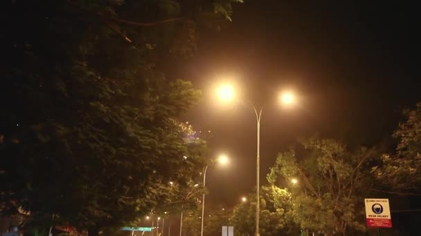 バイクと車はインドで夜孤独な橋の上を通過 — ストック動画