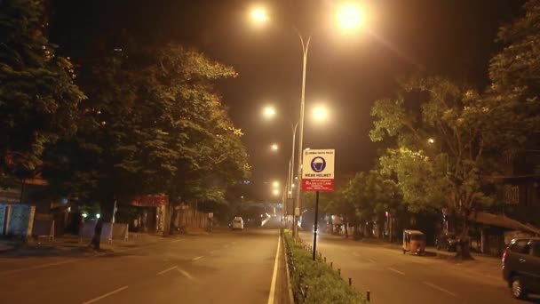 Автомобиль Тук Тук Проезжают Одинокому Мосту Ночью Индии — стоковое видео