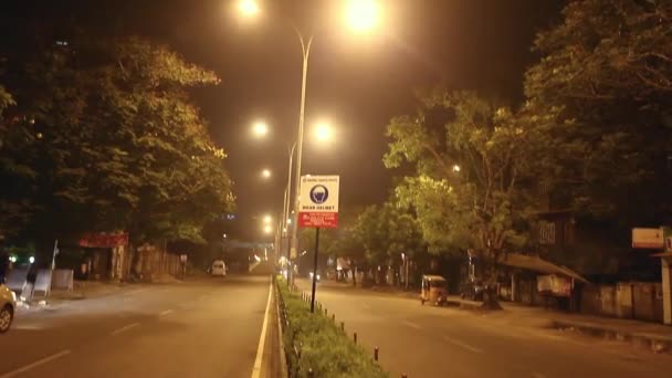 Estrada Noturna Cidade Motocicleta Carro Passando Uma Ponte Solitária Noite — Vídeo de Stock