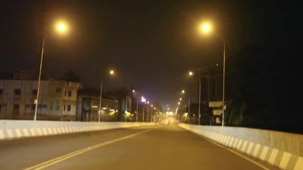 Νυχτερινή Άποψη Της Κενά Γέφυρας Φώτα Του Δρόμου — Αρχείο Βίντεο