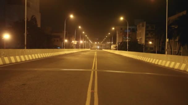 Motocicleta Pasando Puente Solitario Noche — Vídeo de stock