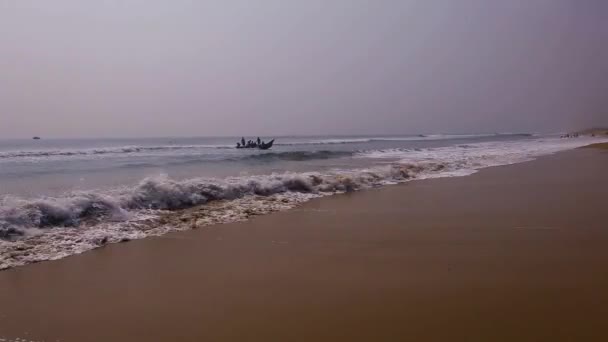 Wooden Fishing Boat Landing Beach Ship Arriving Shore Fisherman — Stock Video