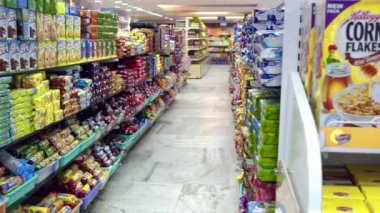Chennai, Hindistan-05 Nisan 2019: sağlık Içecekler süpermarket Satılık ekran paketi. Walmart mağazasında meyve suyu, yiyecek, kahve ve çay içecek koridoru