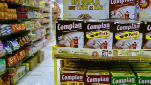 チェンナイ、インド-4 月05、2019: 健康飲料は、スーパーマーケットでの販売のためのパックを表示します。ジュース、食品、コーヒー、紅茶の飲料回廊 (ウォルマート店) — ストック動画