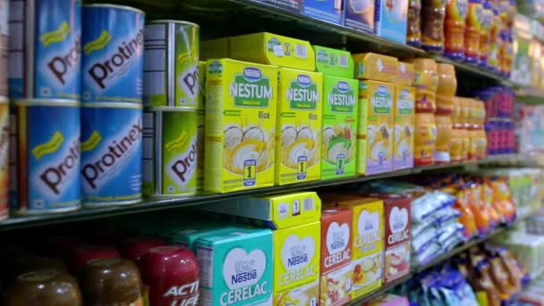 Ченнаї, Індія-Квітень 05, 2019: здоров'я напої пакет дисплея для продажу в супермаркеті. Сік, продовольство, кава і чай напій коридор в магазині Walmart — стокове відео