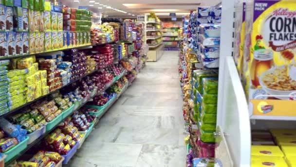 CHENNAI, INDIA - 05 DE ABRIL DE 2019: Exhibición del paquete de bebidas saludables en venta en el supermercado. Corredor de bebidas de jugos, alimentos, café y té en la tienda Walmart — Vídeos de Stock