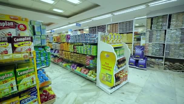 Chennai, Indien-april 05, 2019: hälsa dricker Pack display till salu i snabbköpet. Interiör skott av staden stormarknad — Stockvideo
