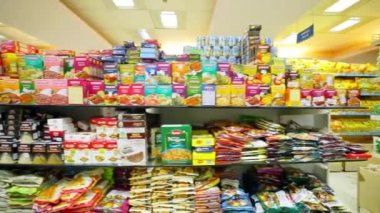 Chennai, Hindistan-05 Nisan 2019: bir süpermarket paketlenmiş ürünlerin çeşitli farklı türde bir mağaza rafları. Süpermarket raf Çerez çeşitleri. Dolly