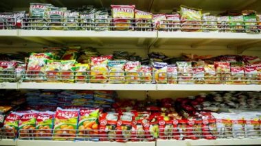Chennai, Hindistan-05 Nisan 2019: bakkal ekran rafta süpermarket raf. Şehir süpermarkette iç çekim