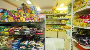 Chennai, Hindistan-05 Nisan 2019: süpermarket raf Çerez çeşitleri. Süpermarket raf Satılık Fast Food aperatifler. Süpermarket standı Satılık ambalaj çeşitli marka.