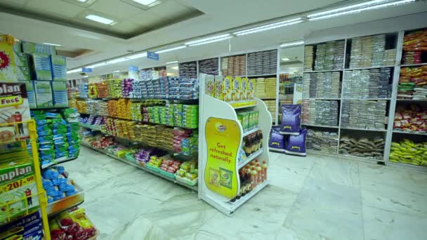 CHENNAI, INDIA - 05 DE ABRIL DE 2019: Imagen interior del supermercado de la ciudad, Varias marcas en envases para la venta en el stand del supermercado . — Vídeos de Stock