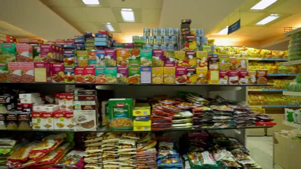 CHENNAI, INDIA - APRILE 05, 2019: attraverso lo scaffale del negozio di alimentari con varie marche di cibo. Scatto interno del supermercato cittadino — Video Stock