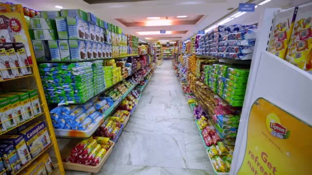 CHENNAI, INDIA - 05 DE ABRIL DE 2019: Muchas galletas y dulces en el estante del supermercado. bocadillos en una exhibición de la tienda de comestibles. Muchas marcas producidas en diferentes países . — Vídeos de Stock