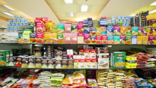 ЧЕННАЙ, Индия - 05 апреля 2019 года: Многие печенье и конфеты на полке в супермаркете. Интерьер супермаркета — стоковое видео