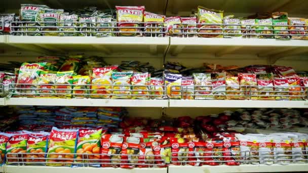 CHENNAI, INDIA - APRILE 05, 2019: Scaffali per alimentari sullo scaffale del supermercato . — Video Stock