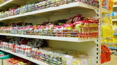 Chennai, Hindistan-05 Nisan 2019: süpermarket raf paketlenmiş ürünler çeşitli.