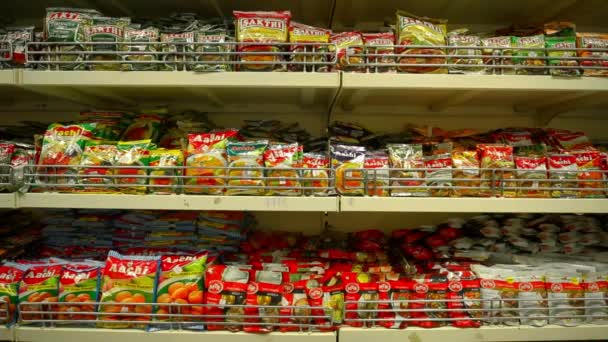 CHENNAI, INDIA - 05 DE ABRIL DE 2019: Estantes de exhibición de comestibles en el estante del supermercado. Dolly. — Vídeos de Stock