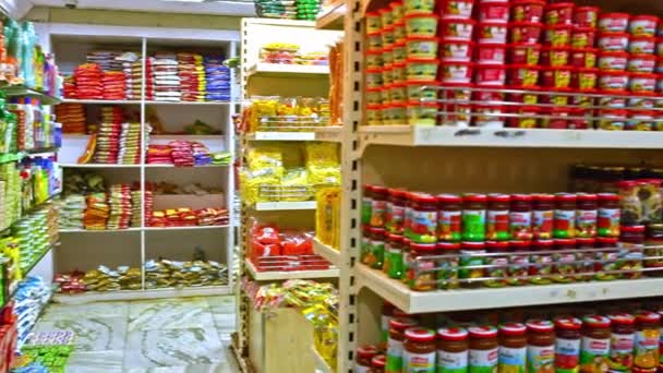 Chennai, indien - 05. April 2019: Innenaufnahme eines städtischen Supermarktes, verschiedene Marken in Verpackungen zum Verkauf am Supermarkt-Stand. — Stockvideo