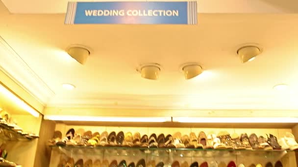 В обувном магазине в центре города. Обувь жениха и невесты, день свадьбы, церемония , — стоковое видео