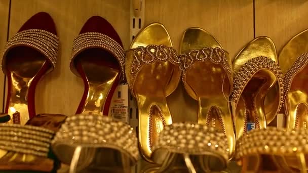 CHENNAI, INDIA - 05 DE ABRIL DE 2019: Escaparate de zapatos de novia con tacones altos. Zapatos clásicos de mujer beige. Zapatos brillantes con tacón en el estante de la tienda. Dolly. . — Vídeos de Stock