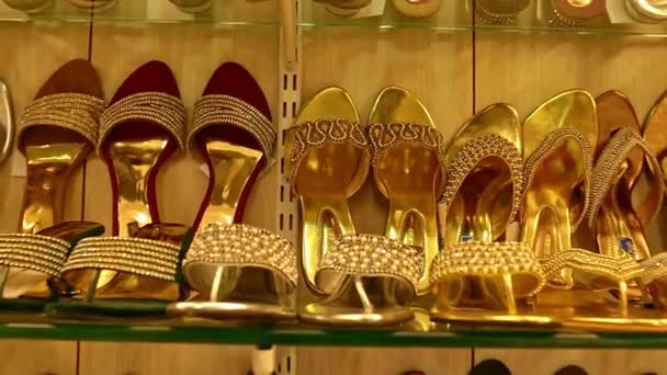 Chennai, indien - 05. April 2019: hochzeitsschuhvitrine mit high heels. klassische Damenschuhe beige. helle Schuhe mit Absatz im Ladenregal. Dolly. — Stockvideo