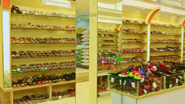 Взуття розетки в торговому центрі в Індії для кросівки, дизайнера класичного взуття. — стокове відео