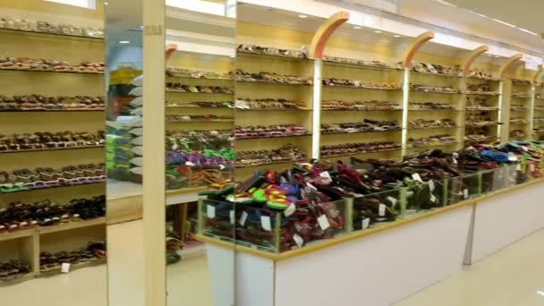 인도 첸나이-4 월 05 일 2019:가 게에서 화려한 슬리퍼와 신발. 쇼케이스에서 판매 하는 다른 슬리퍼. 슈퍼마켓 내부 전망, — 비디오
