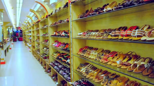 CHENNAI, INDE - 05 AVRIL 2019 : Pantoufles multicolores en cuir, Pantoufles traditionnelles colorées à vendre au magasin intérieur . — Video