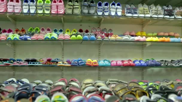 印度钦奈-2019年4月5日: 儿童商店内部。带孩子的鞋架展示墙架, 孩子们的靴子和运动鞋多利, 设计师经典的鞋. — 图库视频影像