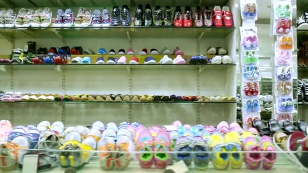 CHENNAI, INDE - 05 AVRIL 2019 : chaussures de mode chaussures étagères boutique intérieur, rangées d'étagères empilées haut avec de nouvelles chaussures pour enfants dans le magasin de chaussures à vendre — Video