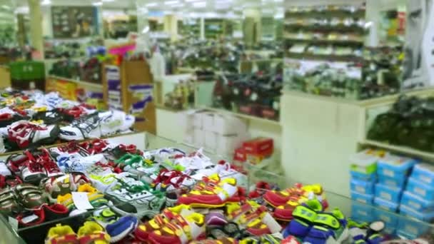 CHENNAI, INDE - 05 AVRIL 2019 : Chaussures, étagères avec bottes et baskets, rangées d'étagères et chaussures pour enfants dans le magasin de chaussures à vendre — Video