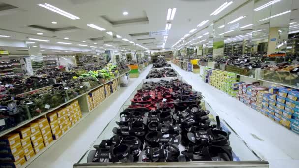 ЧЕННАЙ, Индия - 05 апреля 2019 года: продажа обуви в магазине. Полки с модной обувью . — стоковое видео