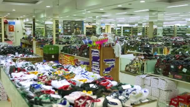 Chennai, Indie-duben 05, 2019: prodej obuvi v obchodě. Police s módními botami v obchodě. — Stock video