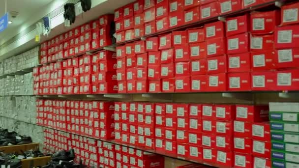 印度钦奈-2019年4月5日: 出售库存鞋。商店里有时尚鞋的架子. — 图库视频影像