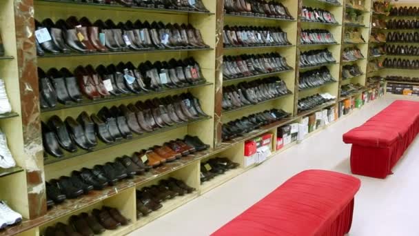 CHENNAI, INDIA - 05 апреля 2019 года: продажа обуви в супермаркете летних кроссовок на полках в обувном магазине стильной обуви — стоковое видео
