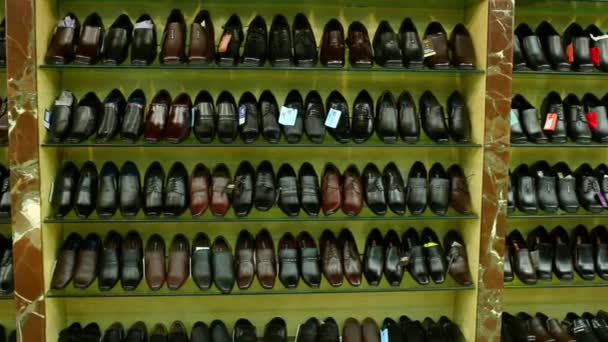 Chennai, Indie-duben 05, 2019: Pánské boty v obchodě. Sezonní prodej obuvi v nákupním středisku, klasické oděvy a obuv v obchodě — Stock video
