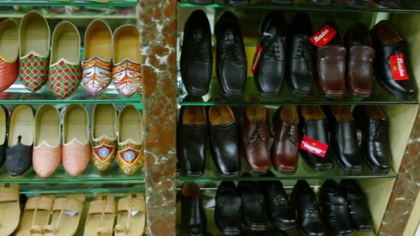 Ченнаї, Індія-Квітень 05, 2019: Жіноча та чоловіча взуття в магазині. Сезонний продаж взуття в торговому центрі — стокове відео