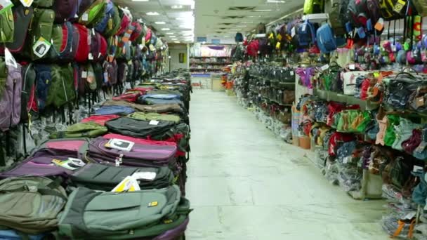 CHENNAI, INDIA - 05 DE ABRIL DE 2019: Bolsos de viaje y bolsos escolares para niños y maletas de bolsos femeninos a la venta en la feria de la tienda. Dolly disparó — Vídeos de Stock