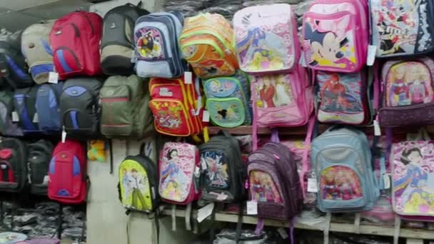 CHENNAI, INDIA - 05 DE ABRIL DE 2019: Regreso al concepto escolar. Colección de bolsas escolares para niños multicolores en los estantes de la tienda — Vídeo de stock