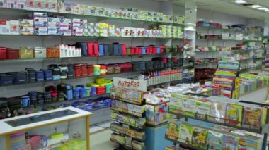 Chennai, Hindistan-05 Nisan 2019: okul konseptine geri dön. Mağazada Kırtasiye satın alma. Close. Öğle Yemeği çantaları, Dolly vurdu