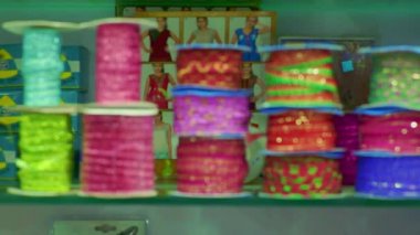 Kumaş ve tekstil ruloları mağazadaki raflara istiflenmiş.