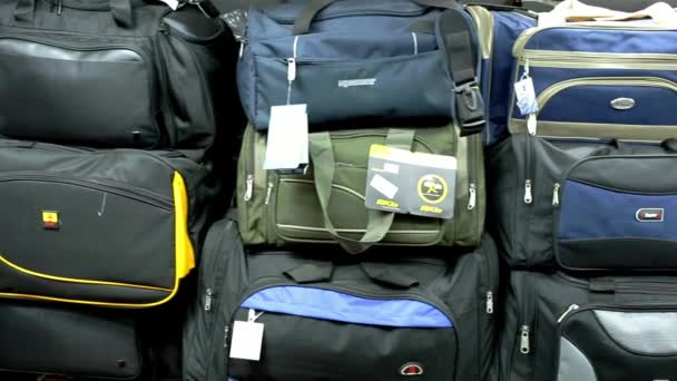 Chennai, Indien-april 05, 2019: res väskor fall till salu i butiken Visa. — Stockvideo
