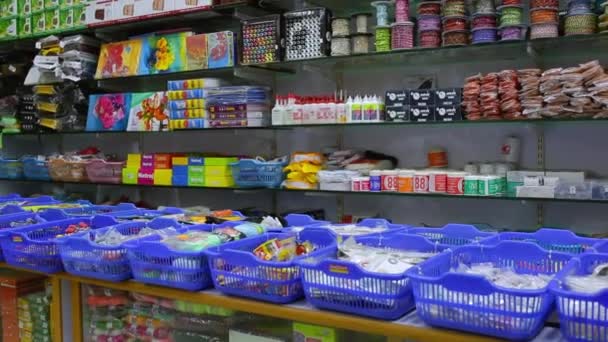 Chennai, indien - 05. April 2019: zurück zum Schulkonzept. Kauf von Schreibwaren im Geschäft. Notizbuch, Dolly Shot, Stoff und Textilien — Stockvideo