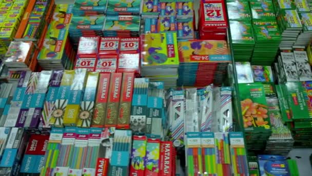 Chennai, India-05 april 2019: terug naar school concept. Aankoop van briefpapier in de winkel. Notebook, Dolly shot, vrouwen portemonnee — Stockvideo