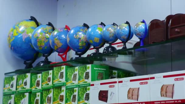 Chennai, Indien-april 05, 2019: World Globe Kids olika storlek — Stockvideo